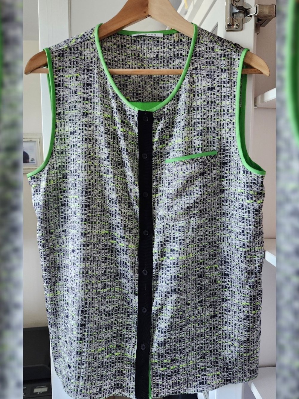 Women's T-Tahari sleeveless top - Medium
